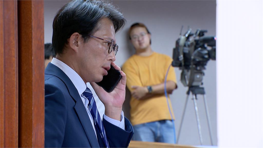 黃國昌避談兒國籍問題　質詢台再槓上鄭銘謙