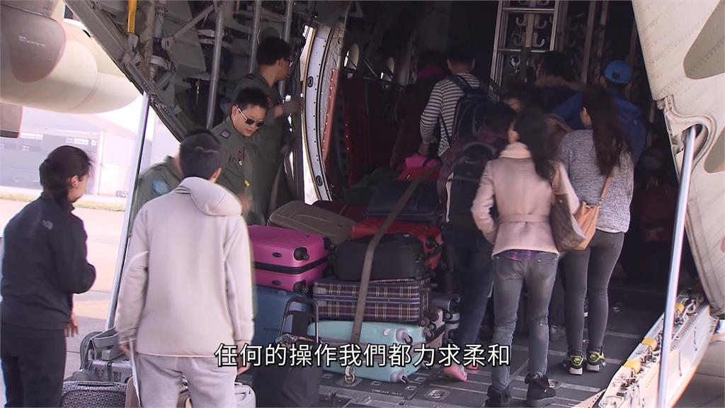 空中大力士化身溫柔擺渡人　空軍C-130疏運外島民眾返鄉過春節