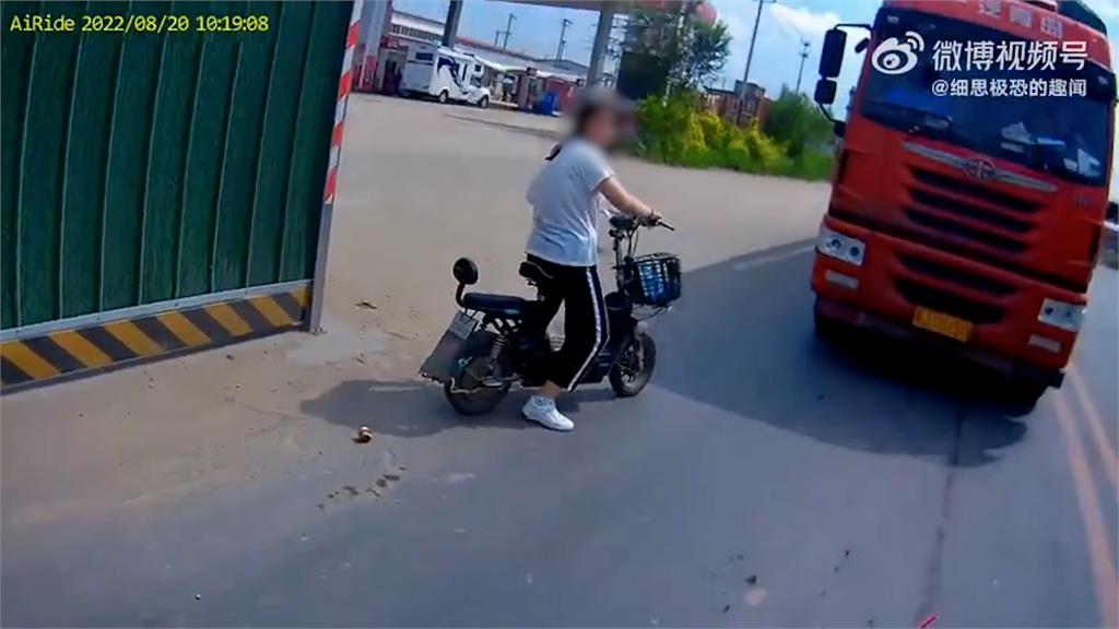 中國妹騎車逆向撞倒重機　喊「叔叔我沒事」下秒逃逸他傻眼