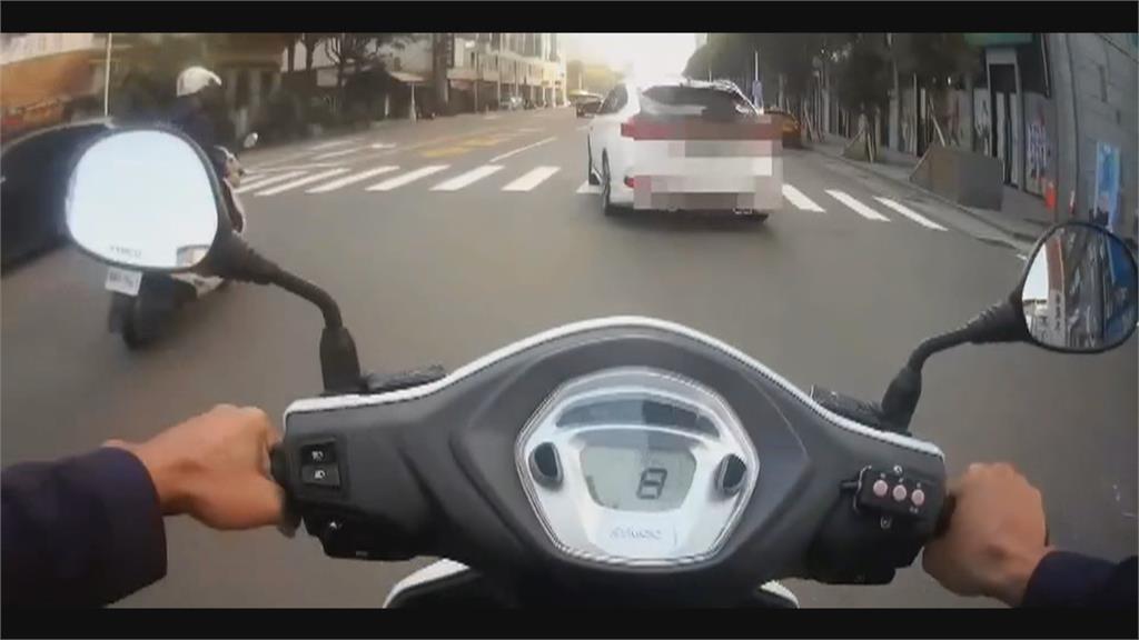 酒駕拒攔查自撞燈桿 高雄男闖紅燈、逆向與警當街追逐