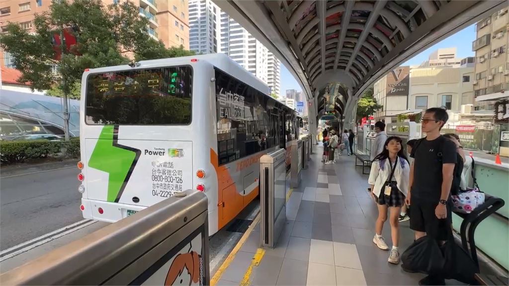 台中BRT公車關門就不載？　女子狂揮手被無視　當場傻眼