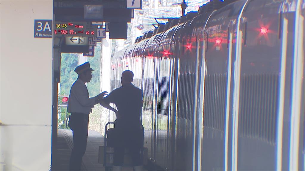 車廂灰塵當畫布！　列車驚見員工塗鴉「史努比+肥嘟嘟左衛門」