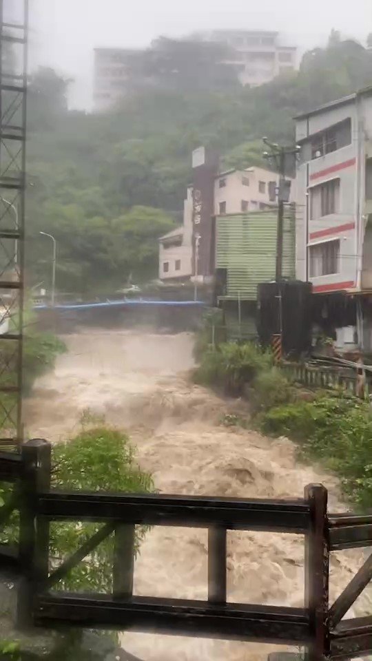 快新聞／瞬間強降雨！ 台南白河、東山山區溪水暴漲畫面曝