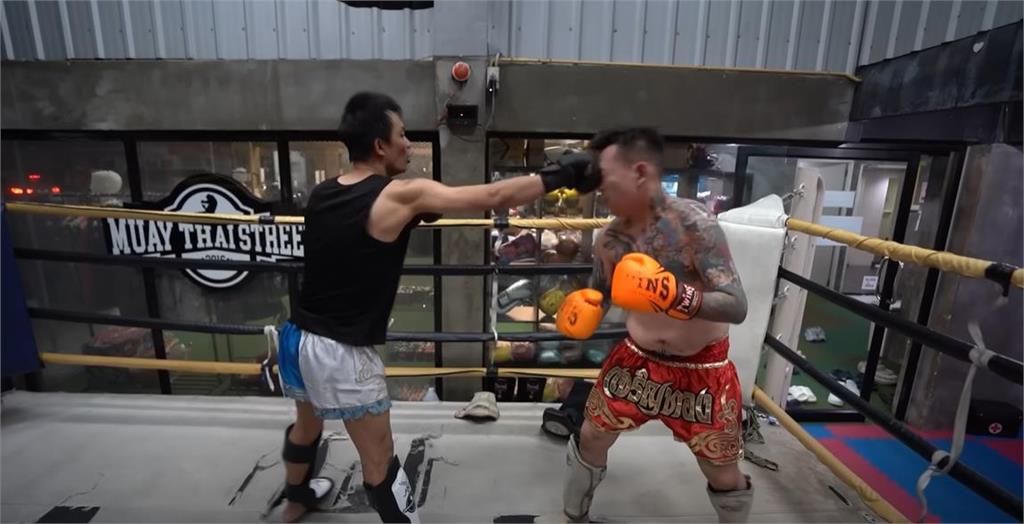 統神準備被打噴?蹦闆3個月前「苦練泰拳」畫面曝出手超重他秒躺