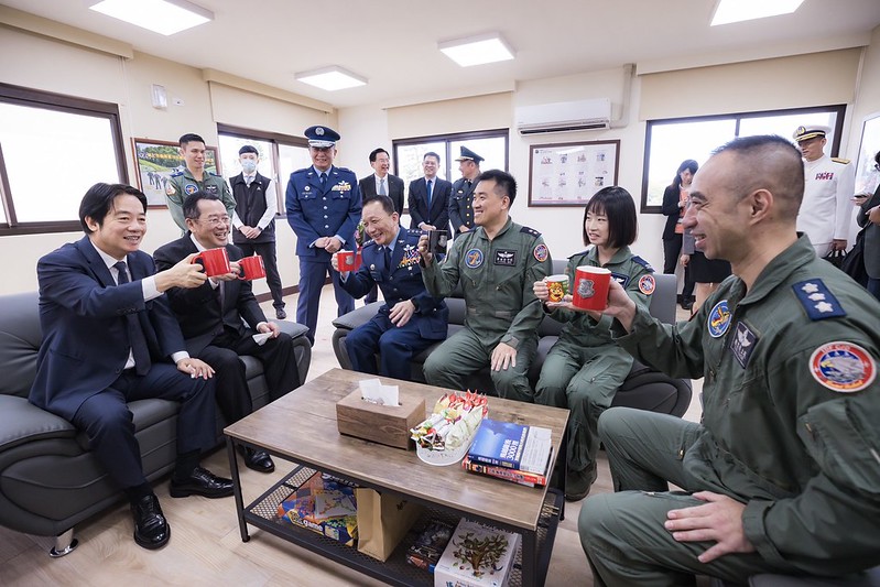 快新聞/感謝空軍全天候待命捍衛領空 賴清德:堅定做國軍後盾