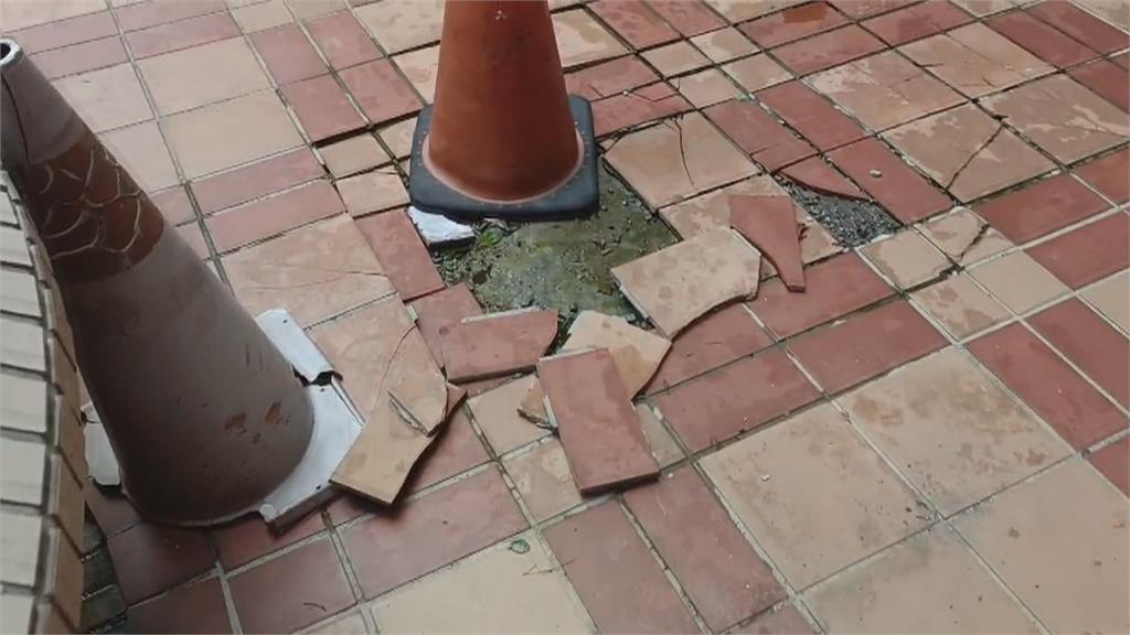 隔壁大樓磁磚掉落 砸破雨遮我家泡水