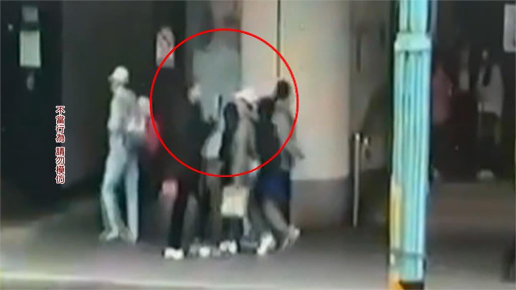 嫌公車聊天吵遭情侶嗆"去包車" 婦人揚言要殺人!