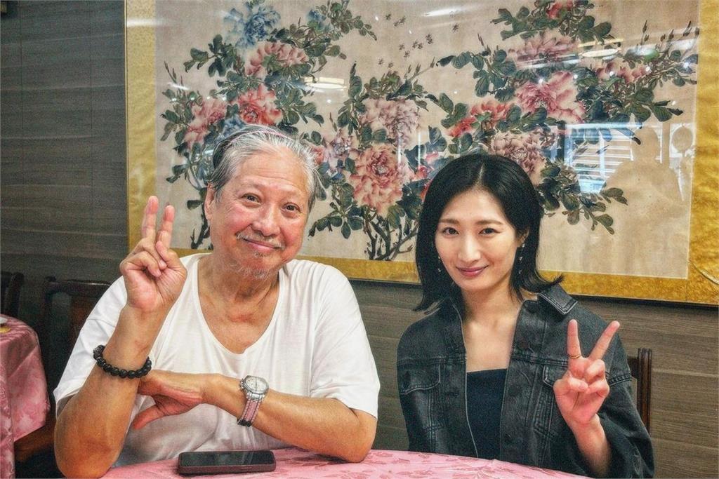 71歲洪金寶「暴瘦近況」曝光！合體日本女星「手比YA」氣色超紅潤