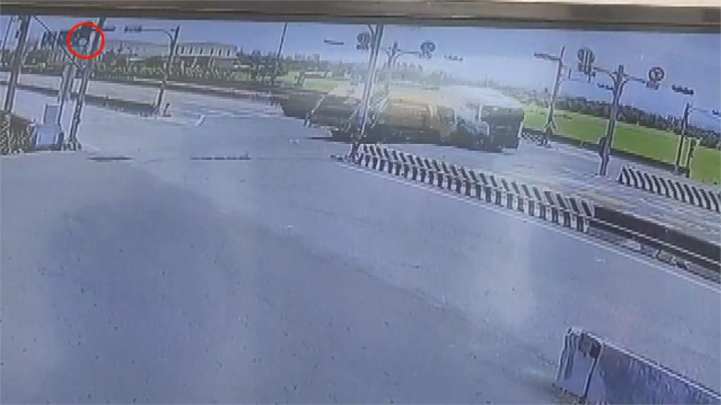西濱竹南段2大車相撞　拖板車撞垃圾車又衝上分隔島