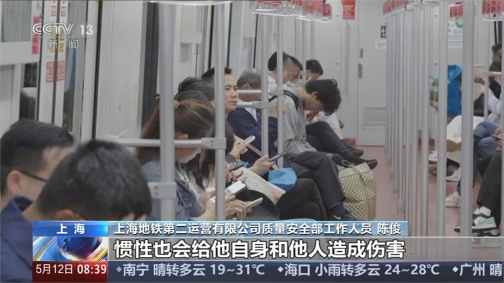 奇葩現象！上海地鐵出現「板凳族」　當局擬增加尖峰時間班次
