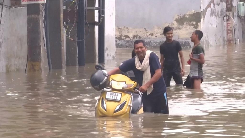 北印度暴雨狂炸創廿年來紀錄　新德里整片淹　陸地慘淹　山區爆土石流