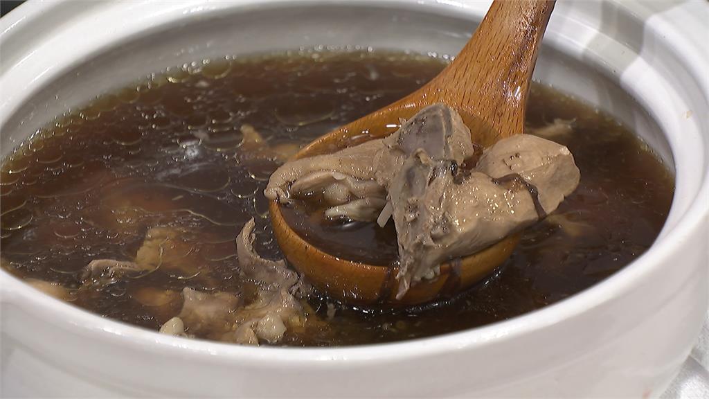 雲林縣府辦「立冬土雞節」 縣長親炒雲林土雞挺在地