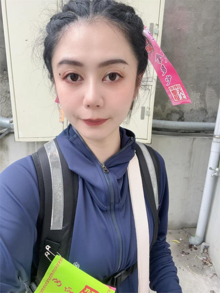 跟走白沙屯「香客一路噴菸蒂」!正妹香燈腳不忍了「做1事」網讚翻:功德無量
