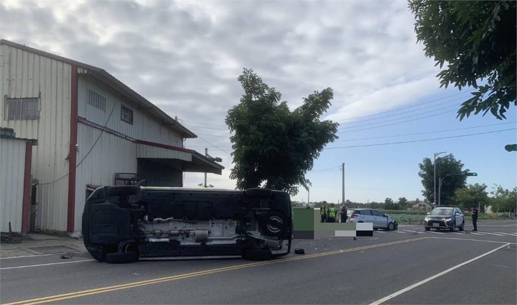 嘉義救護車鳴笛過路口 遭女駕駛攔腰撞翻3人輕傷