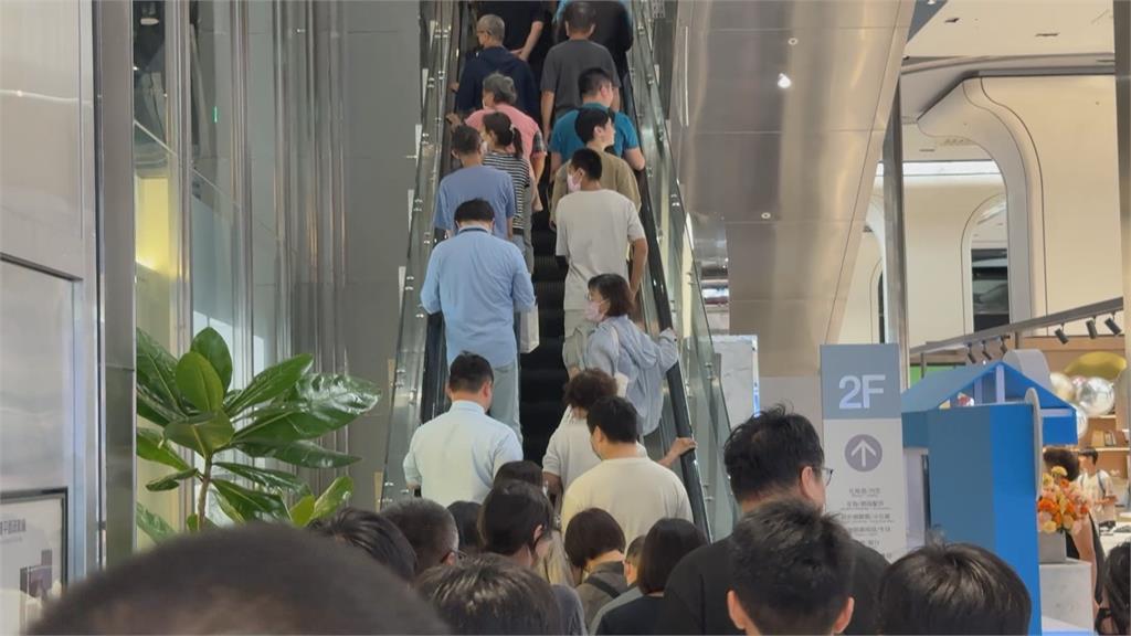 新光三越小北門店試營運 周邊交通亂象多警加強開單