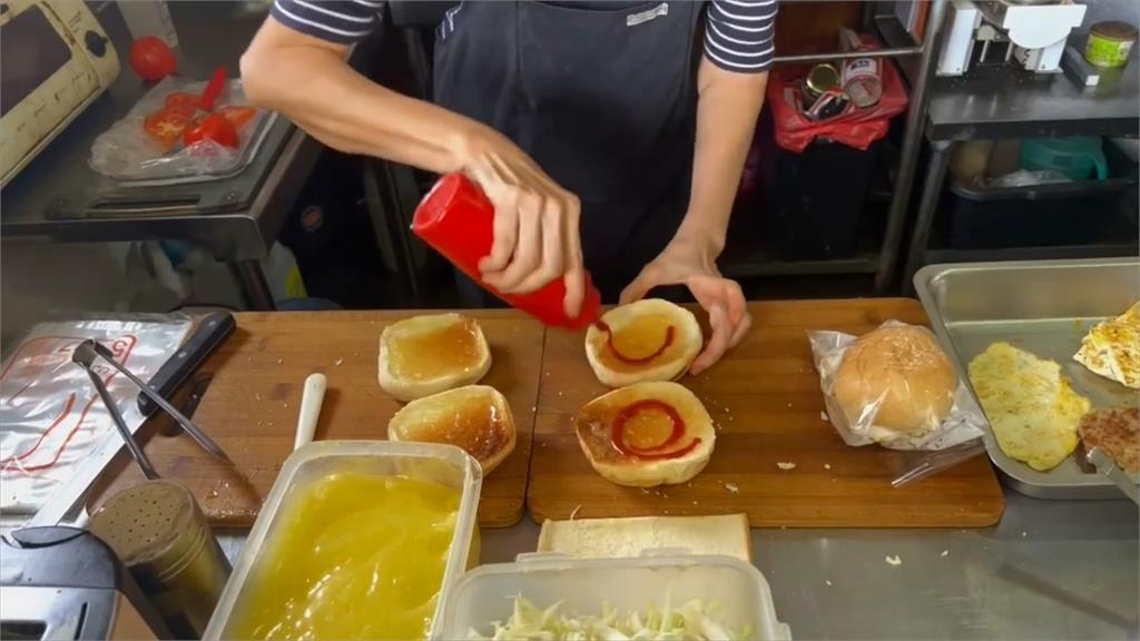 台灣趴趴走/這間早餐店跟英國哈利王子有關?台南蝸牛巷內品項簡單的手作漢堡三明治!