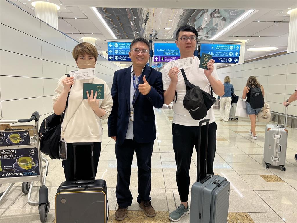 快新聞／駐杜拜辦事處於機場慰問即將離境國人　協助順利返國