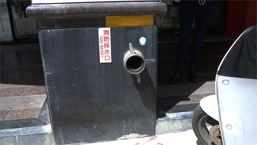 蘆洲4歲童「誤觸」消防開關 水花泡沫瞬間爆噴馬路