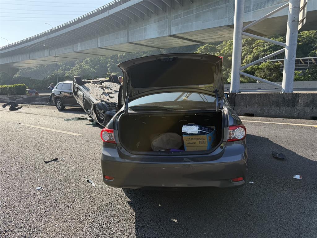 快新聞／國道1號泰山段4車連撞！小客車翻覆釀2傷　驚悚畫面曝光