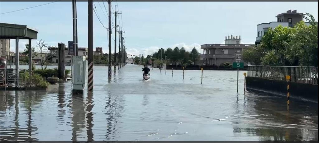 快新聞/宜蘭冬山鄉農田泡水 機車水上行舟