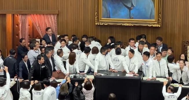 快新聞/鄭天財竟喊「戒嚴是保護台灣」 邱議瑩淚訴:美麗島事件受難者算什麼?