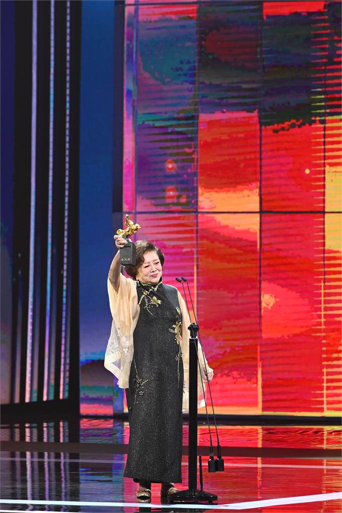 金馬62/「國民阿嬤」陳淑芳榮獲終身成就獎!《孤味》三女兒同頒給「媽媽」
