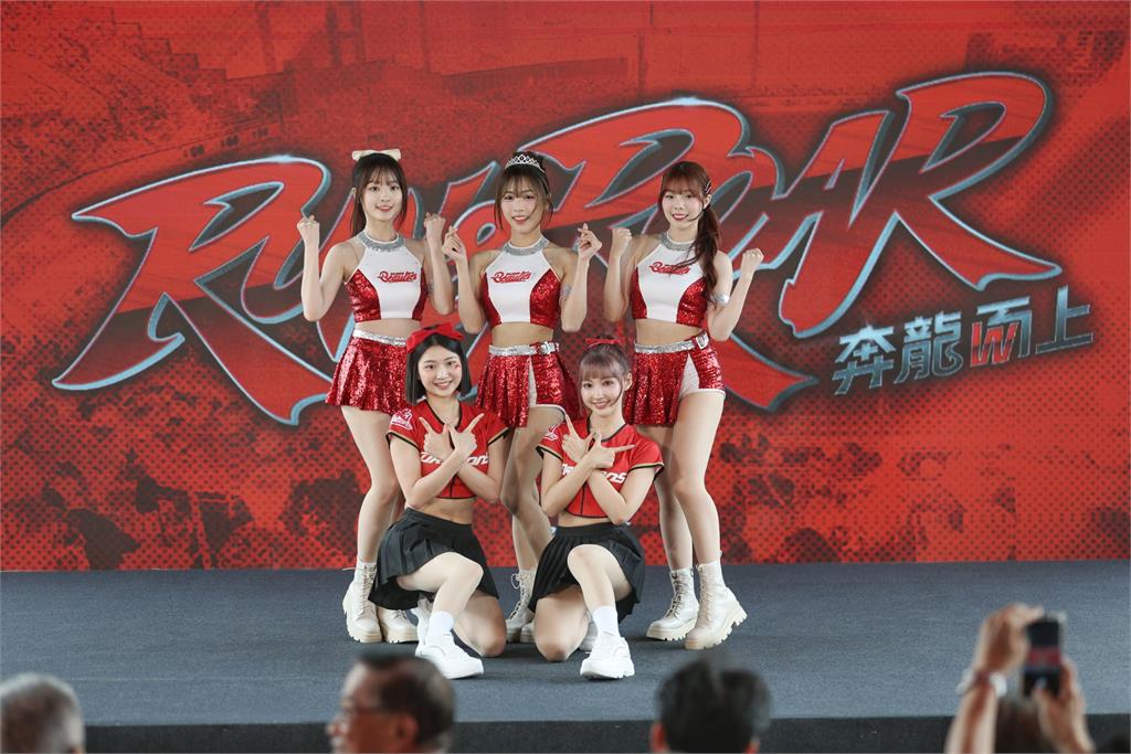 啦啦隊(影)／李多慧親自設計「旗袍小龍女」造型超吸睛！台韓合作味全龍應援再升級