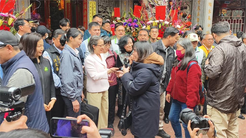 快新聞/鐵人行程!蕭美琴狂跑5宮廟發福袋 拱天宮民眾大排長龍冒雨領取