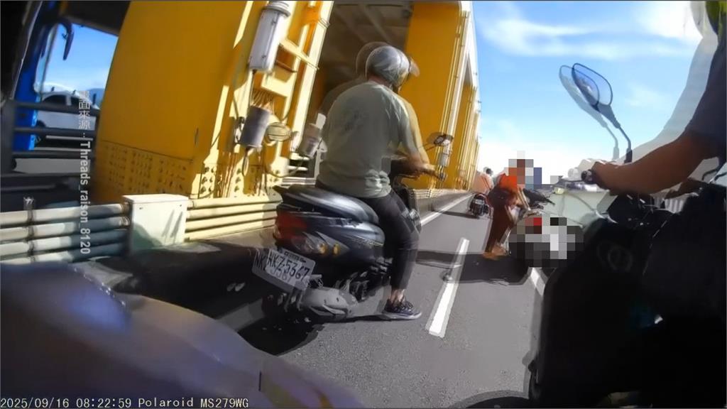 騎車當玩瑪利歐賽車設陷阱？　前車安全帽噴飛害後方騎士慘摔
