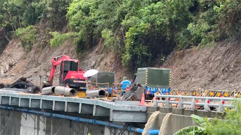 台東龍過脈路段土石流傾瀉! 泥流淹沒鹿鳴橋