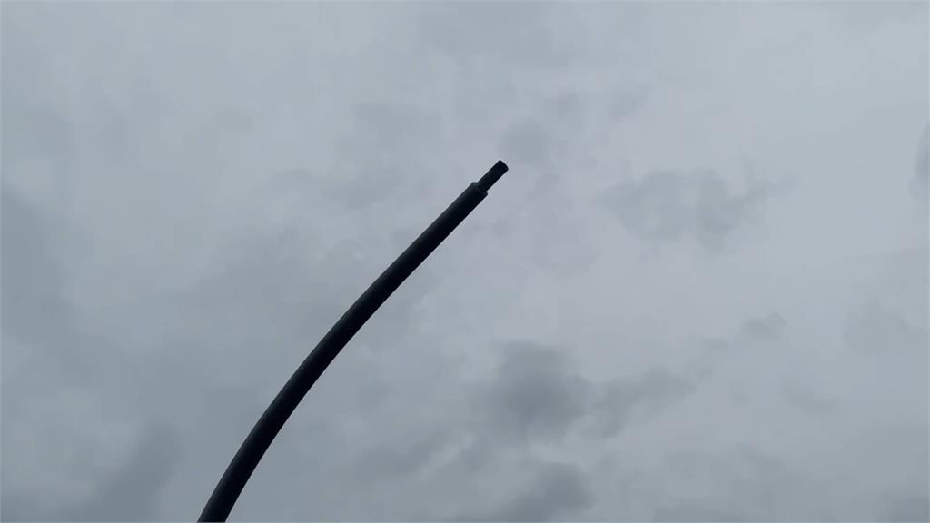 花蓮佳山基地驚魂！　疑降落高度過低F-16降落撞毀路燈