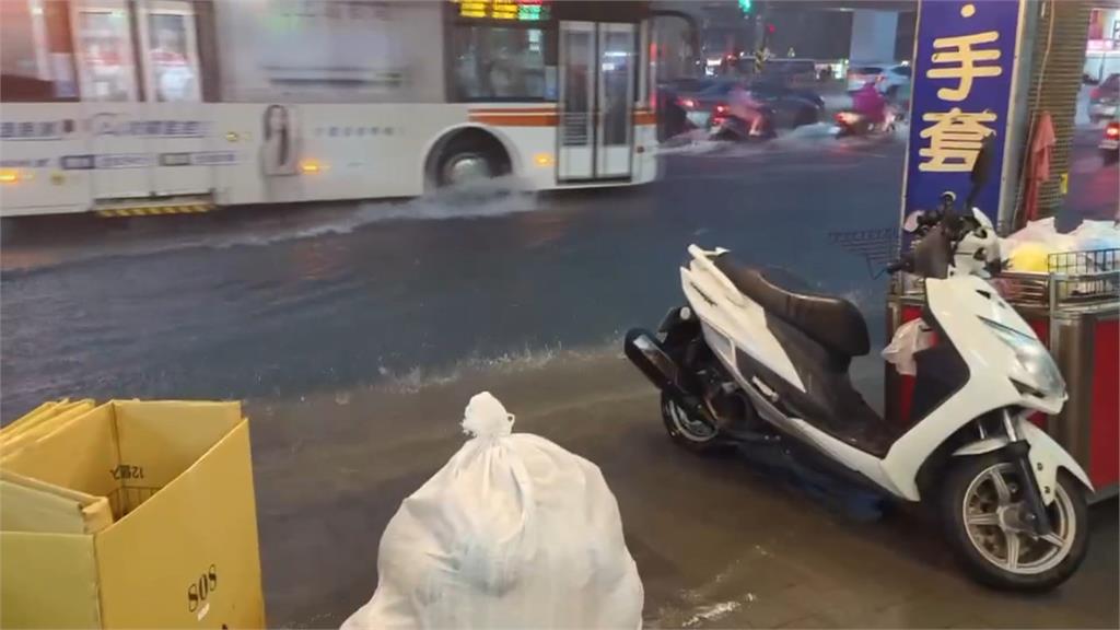 雷雨炸板橋！　華江橋機車道變滑水道　馬路慘淹水