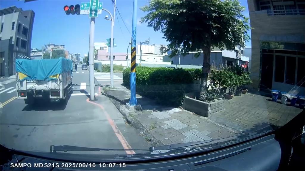 八里貨車爆行車糾紛! 2男當街攔車「亮瓦斯槍」恐嚇