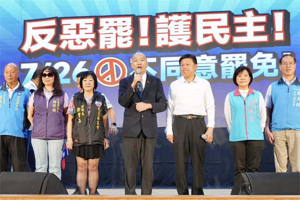 韓國瑜、傅崐萁真有心結?上台5分鐘「沒提3字還趕場」…罷團酸:故意不講