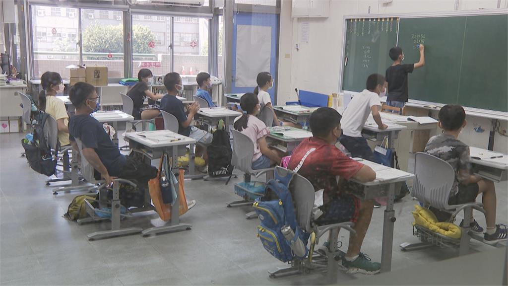 同班同學快篩陰可繼續上課 隱瞞快篩結果恐遭裁罰