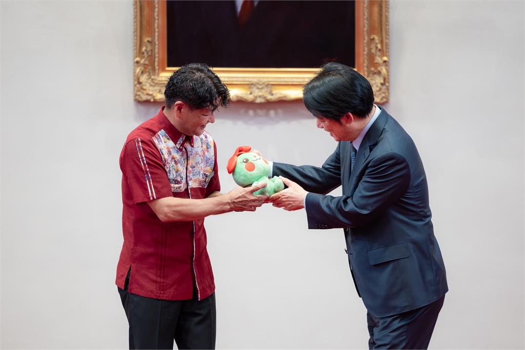 快新聞/接見沖繩西原高校行進樂隊 賴清德變「學生」親體驗打鼓樂趣