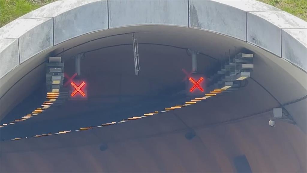 5車撞成一團！東澳隧道回堵聯結車煞不住　甩飛猛撞驚險畫面曝光　　