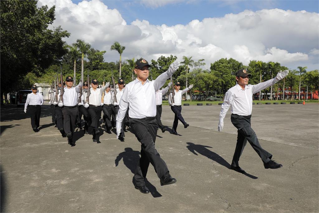 快新聞/校友斷臂仍投身閱兵行列 黃埔熱誠跨世代傳承