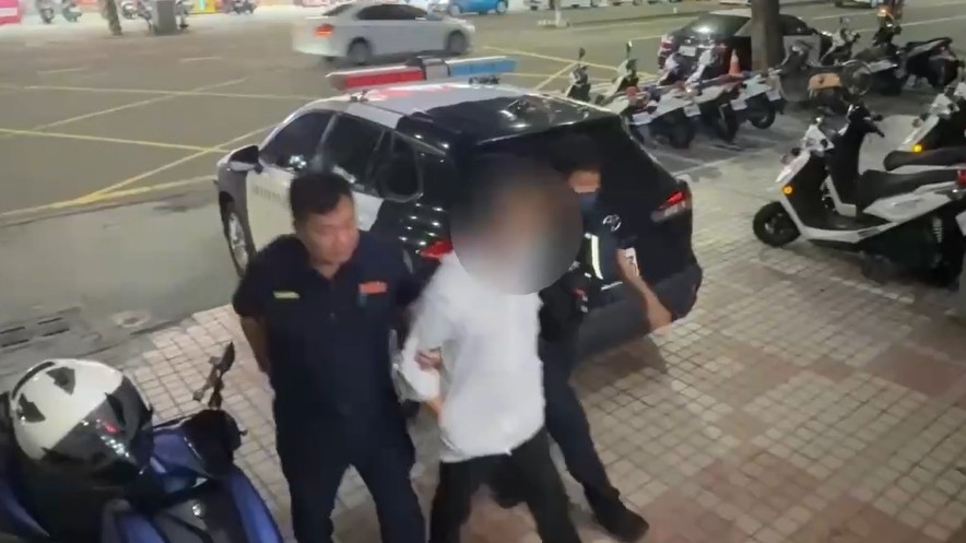 高雄阿伯結帳「突伸狼爪」3度襲胸！女店員大喊報警他竟回「抱緊一點」畫面曝