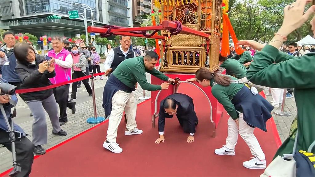 景福宮百年遶境登場! 張善政鑽轎底、蘇俊賓親扛神將