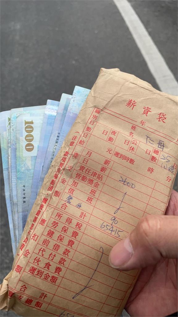 仁哥別慌!薪資袋裡65張千元大鈔撒大街 好心人全額拾獲急送派出所