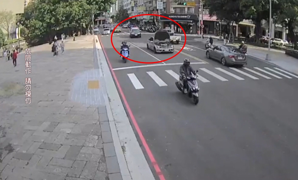 台中車神?掀引擎蓋盲開3公里! 駕駛拒檢觸犯刑法送辦