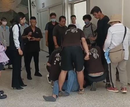 大烏龍！新竹市殯燒錯遺體　孝孫悲喊畫面曝、業者竟偷打人