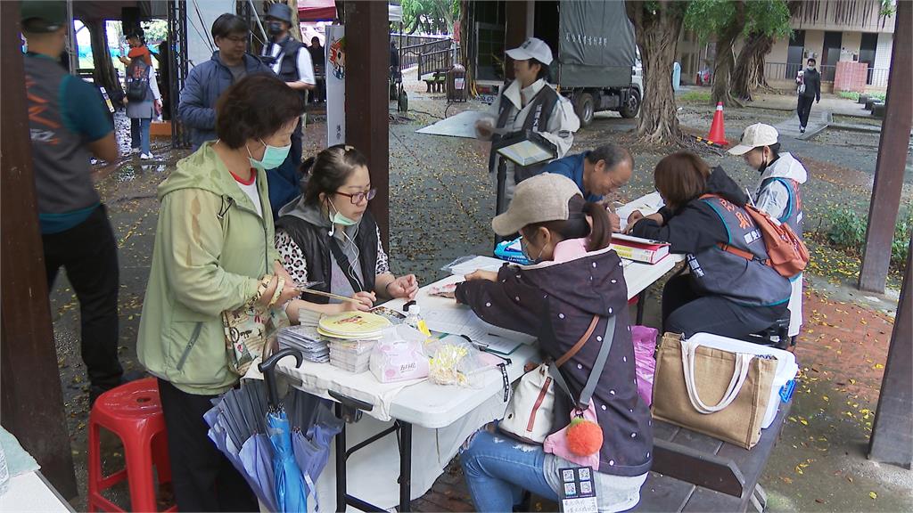 徐巧芯宣布「全面代收罷綠連署書」！他衝服務處見1景象酸：要記得開門欸？