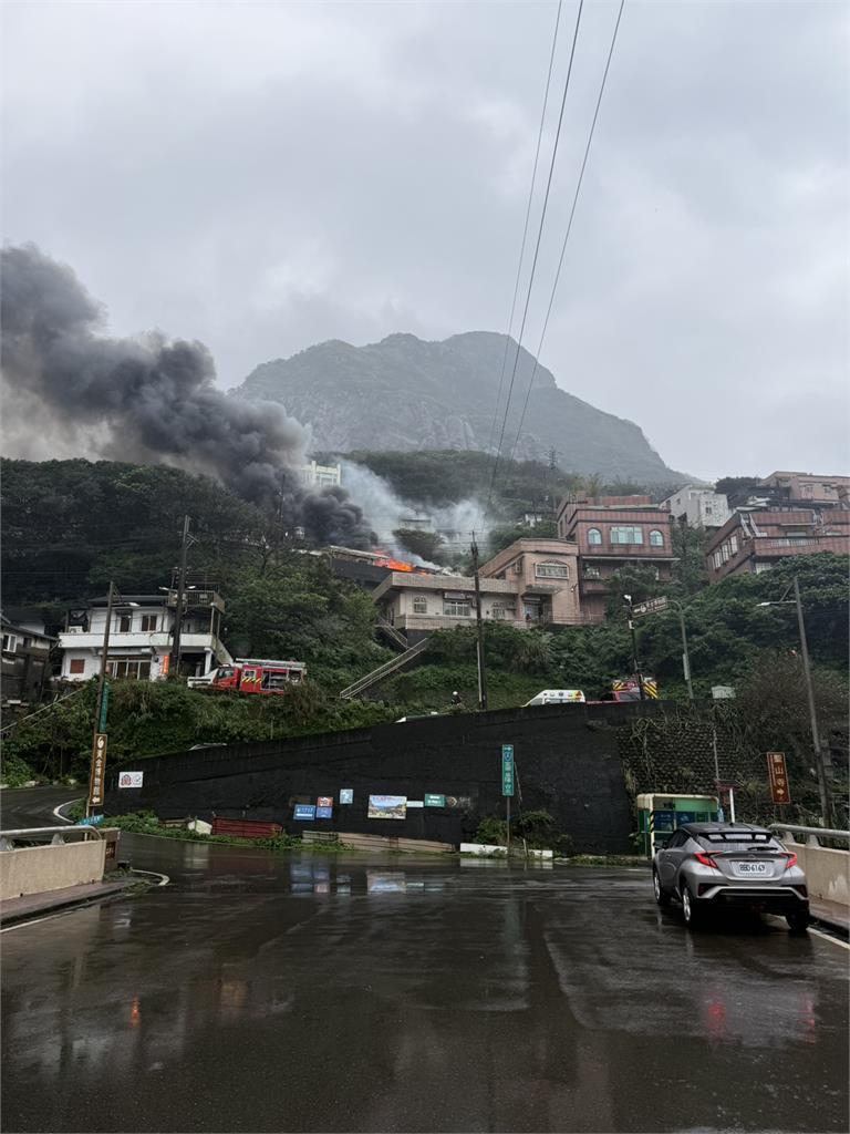 快新聞／瑞芳民宅白煙狂竄畫面曝　35坪平房陷火海