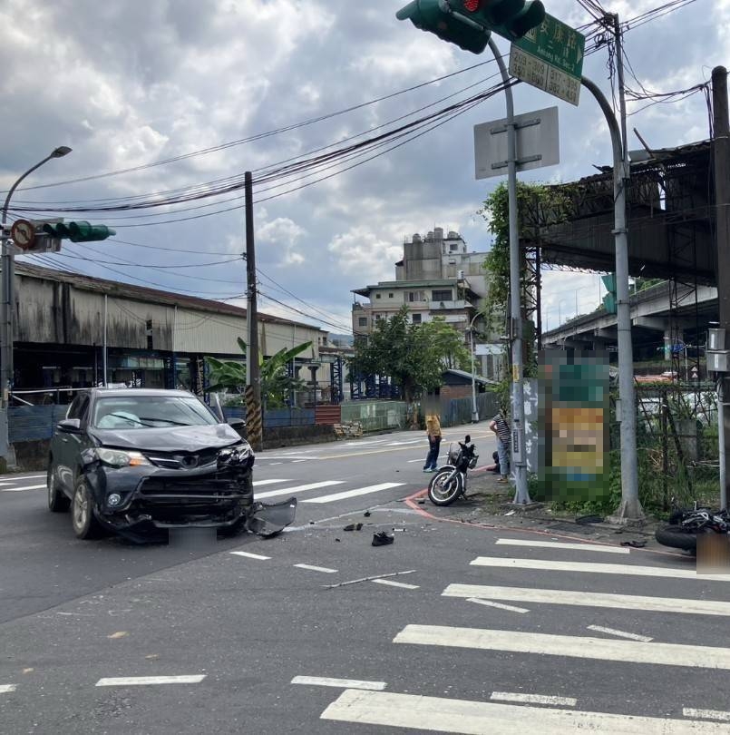 快新聞／新店驚悚車禍！休旅車左轉猛撞黃牌重機　21歲騎士傷重不治
