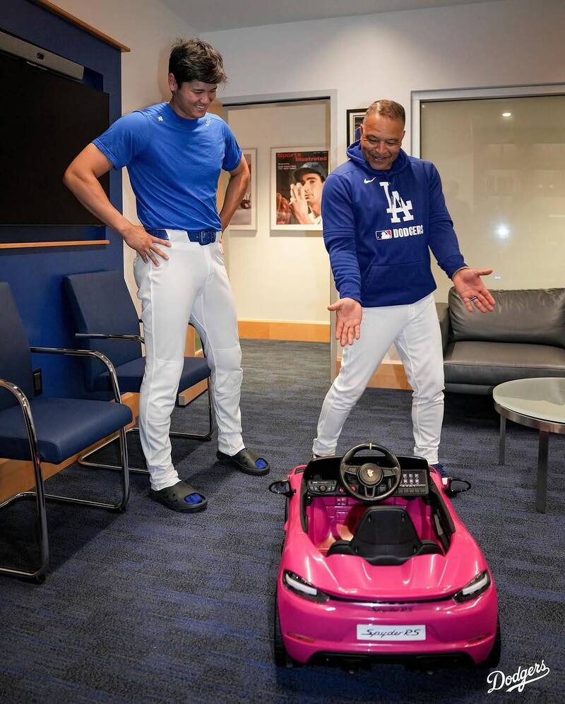 MLB(影)/恭賀喜獲千金!道奇總教練羅伯斯送「粉色超跑」給大谷翔平