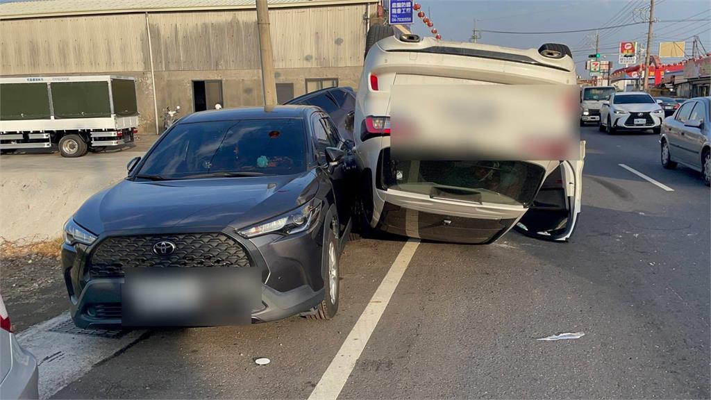 怎麼撞的？休旅車自撞連撞２車　車輛「騰空飛起」翻覆