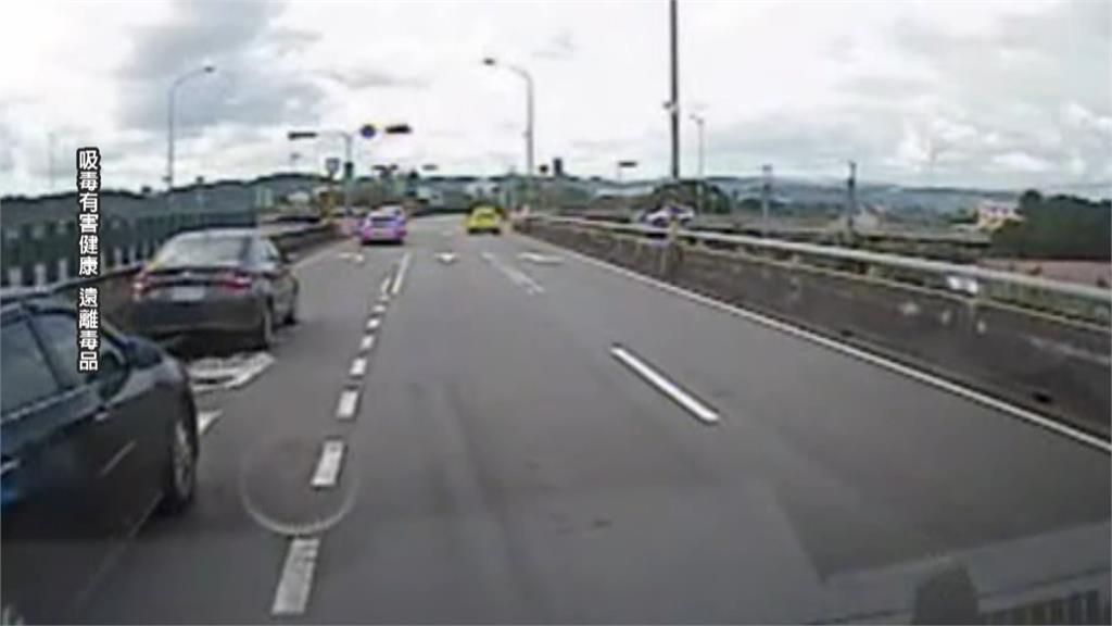 停路中央? 　小客車駕駛趴睡方向盤　車內藏喪屍煙彈