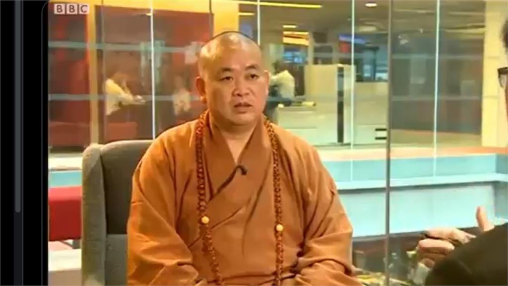 少林方丈10年前被BBC問「男女關係」!他瞪大雙眼狂跳針回這10字